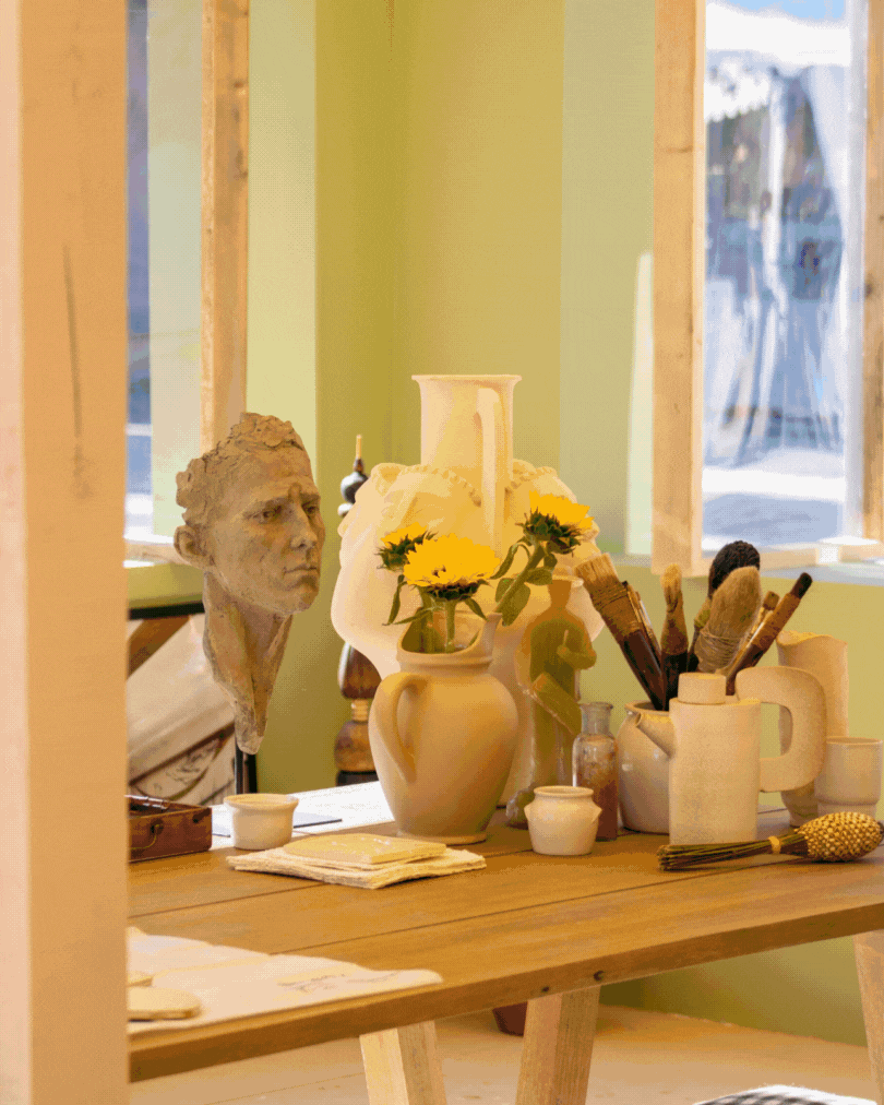 Vue de Vire côté sud depuis un salon lumineux.